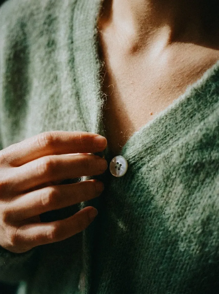 Détail bouton nacre cardigan vert éditorial IA — Trendy Colors