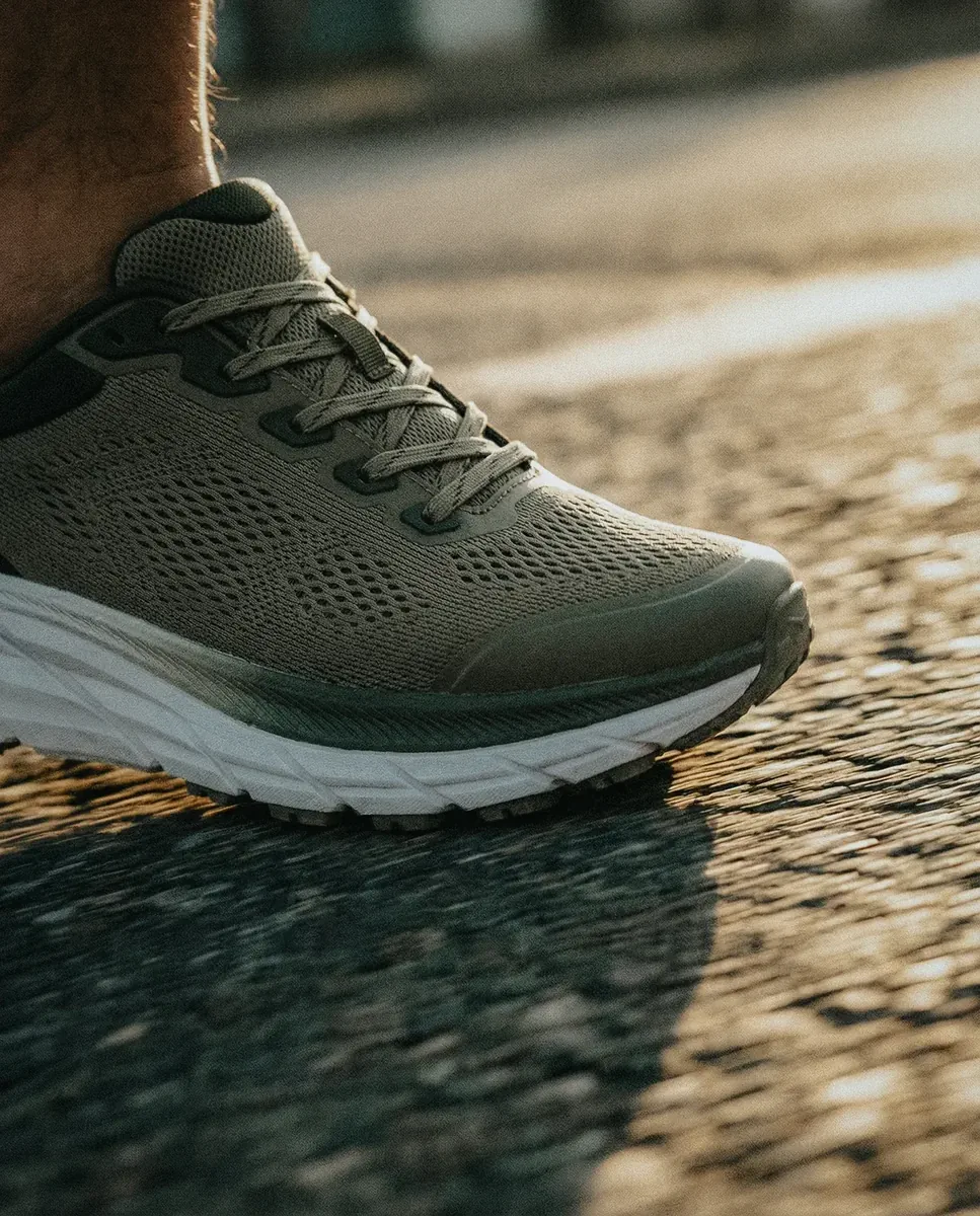 Focus macro texture mesh sneaker kaki, détail matière running IA — Trendy Colors