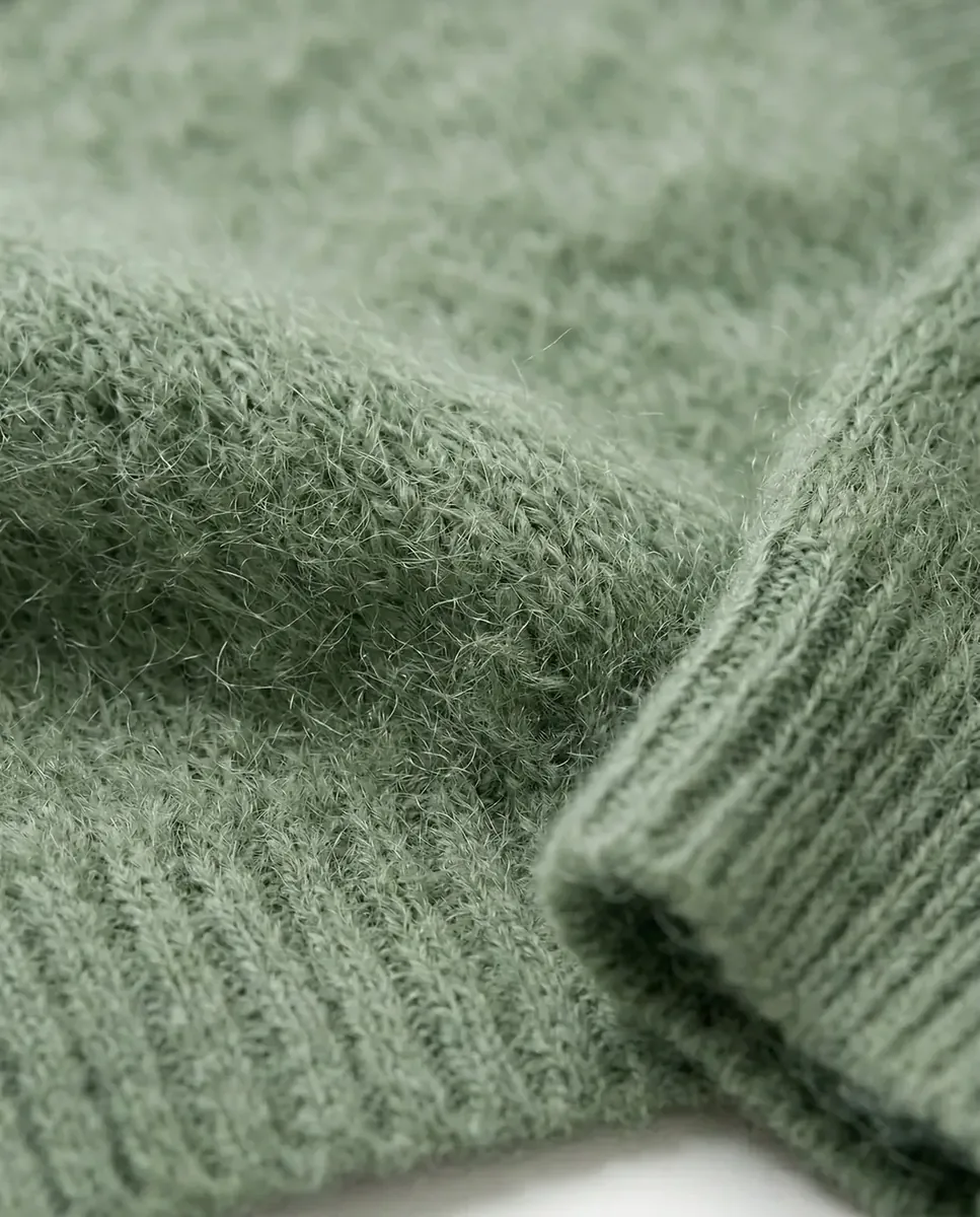 Focus macro texture mohair cardigan vert sauge, création IA — Trendy Colors