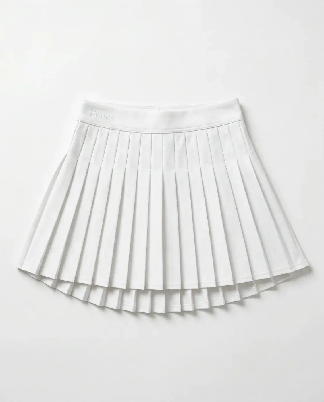 Packshot jupe tennis plissée blanche fond neutre, création IA Frame — Trendy Colors