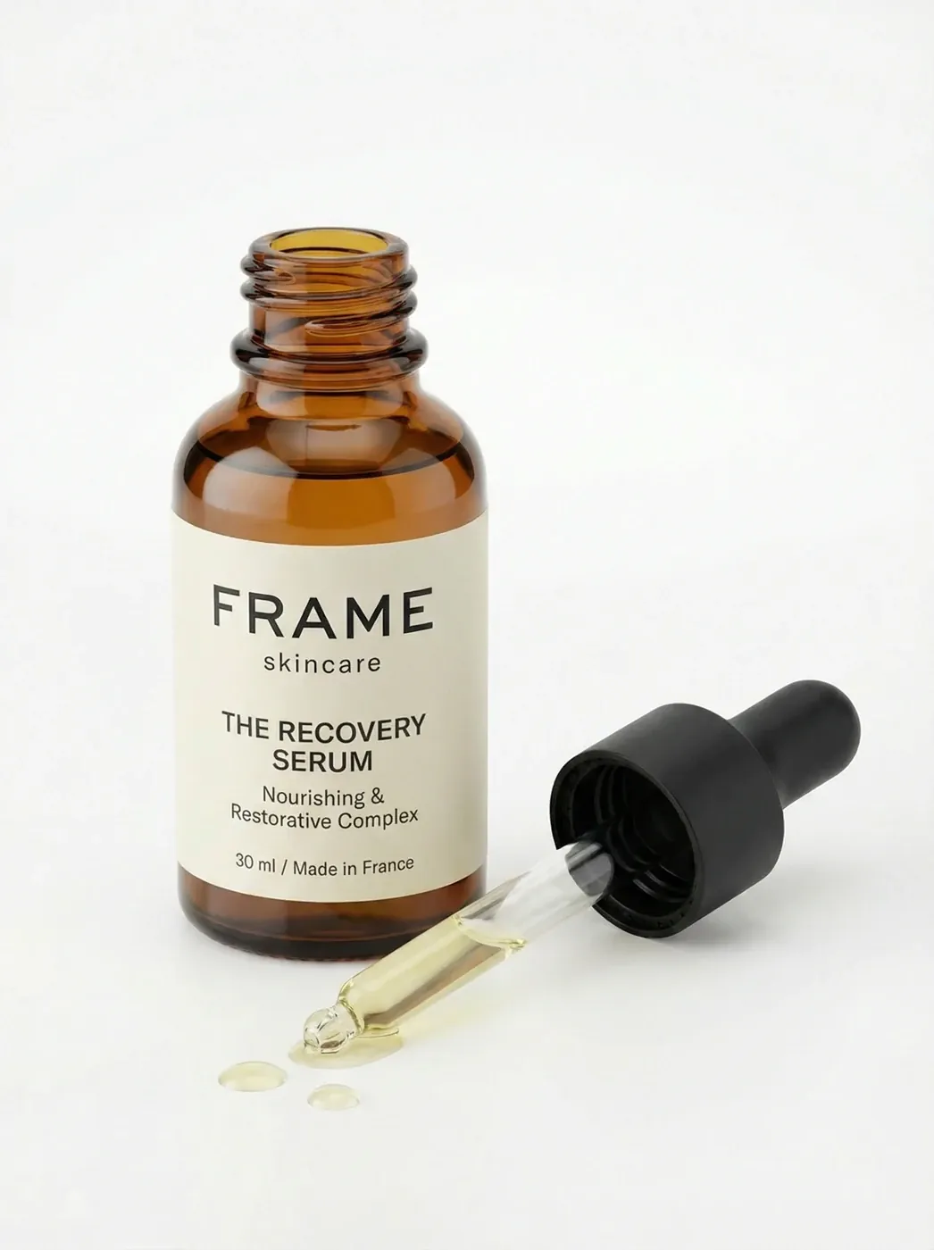 Packshot sérum skincare flacon ambre posé sur vasque en pierre noire, éditorial beauté 100% IA — Trendy Colors 2026