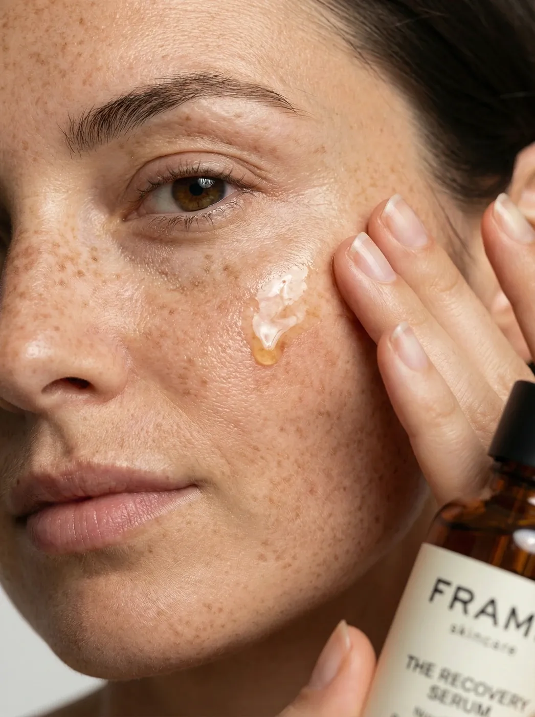 Packshot sérum skincare flacon ambre pipette noire fond blanc épuré, visuel produit IA — Trendy Colors