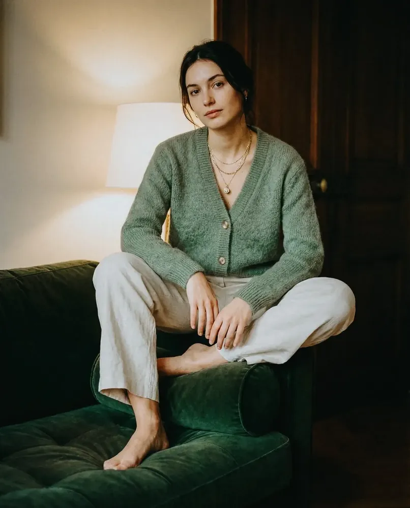 Photo mode cardigan sauge intérieur chaleureux, production visuelle 100% IA — Trendy Colors